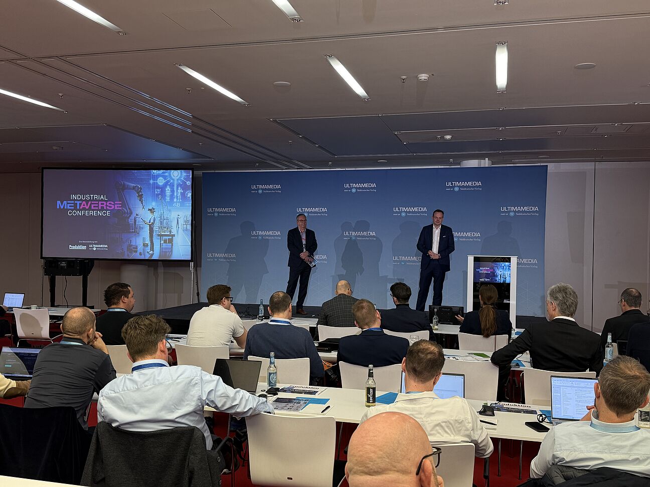Industrial Metaverse Conference 2026 - Claus Wilk und Speaker stehen auf der Bühne und beantworten die Fragen des Publikums 